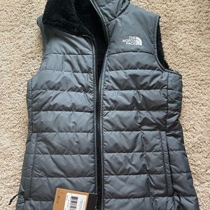 NWT North face reversible vest